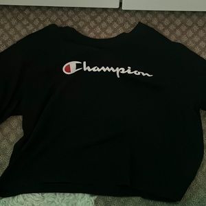 Black cropped champion shirt.